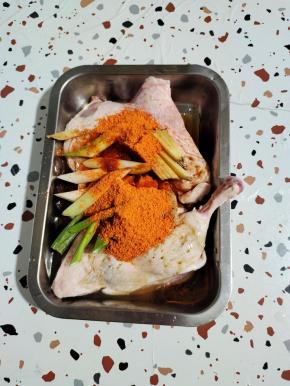 放入生姜，葱，料酒，生抽，奥尔良烤肉料，食用油！