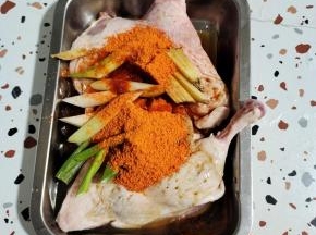 放入生姜，葱，料酒，生抽，奥尔良烤肉料，食用油！