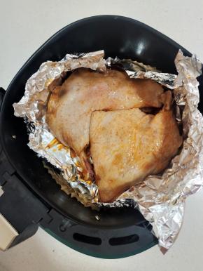 空气炸锅里面铺一层锡纸。把腌制好的鸭腿放进去！