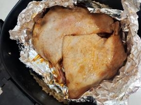 空气炸锅里面铺一层锡纸。把腌制好的鸭腿放进去！