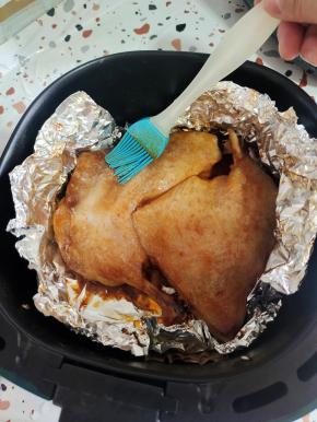 取出来，把锡纸去掉，再把剩余的腌料刷在鸭腿上！