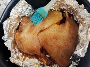 取出来，把锡纸去掉，再把剩余的腌料刷在鸭腿上！