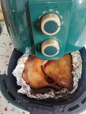 再次放进空气炸锅烤30分钟！(中途拿出来多刷几次腌料！以免表面烤糊了！)