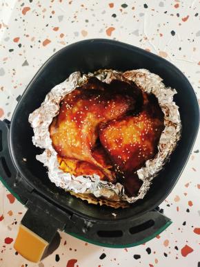 出锅前，放入适量的白芝麻，再烤5分钟即可食用！