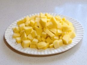土豆去皮洗净切小块。