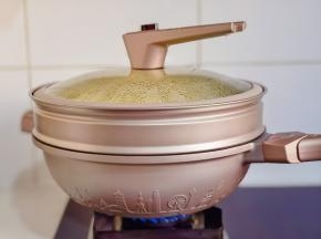隔水蒸熟。