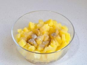 取出倒入大碗中，加入黑胡椒粉和盐。