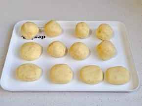 分成等份小面团，压扁整理方形。