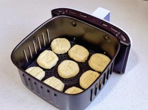 放入空气炸锅中刷油，用叉子压出纹路。