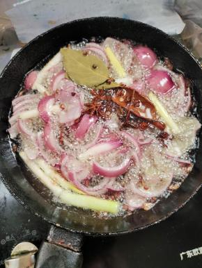 起锅烧油，放入切好的洋葱，葱段，八角，桂皮，香叶，花椒！中小火慢熬！