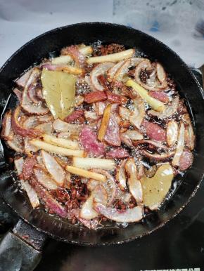 熬至里面洋葱，葱段焦黄，转最小火慢慢熬！