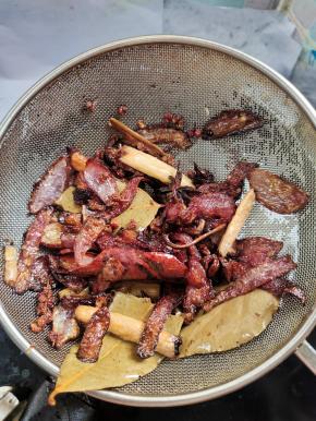 熬干巴了，捞出控油！扔掉！