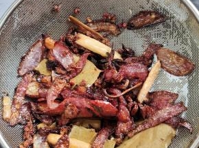熬干巴了，捞出控油！扔掉！