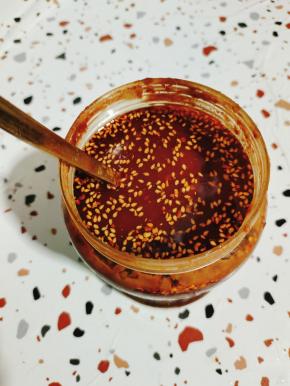 放入麻辣鲜6g，白糖2g，鸡精2g，香油5g，姜蒜水15g，香醋8g，胡椒粉2g，芝麻酱30g，辣椒油20g葱油10g，酱油5g搅拌均匀调成芝麻酱料汁儿！（这个配方是一人份的量。我家人比较多，图片上的量是按照配方10倍的量来调配的！）调配好的芝麻酱料汁儿如果用不完，可以装在干净的容器中，密封好，放入冰箱冷藏保存！