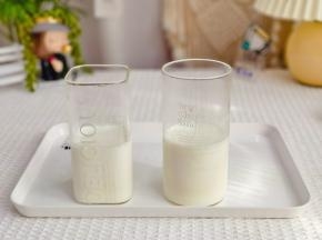 热牛奶加白凉粉搅拌均匀，分成两杯。