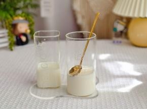 牛奶冻一定要等它彻底凝固。
