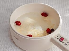 金燕耳+红枣+桂圆+冰糖。