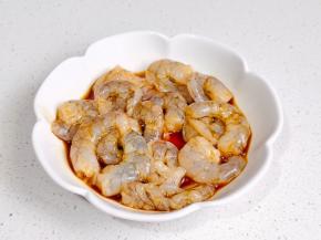 虾仁处理好+料酒+生抽抓匀颜值5分钟。