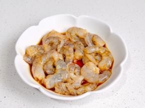 虾仁处理好+料酒+生抽抓匀颜值5分钟。