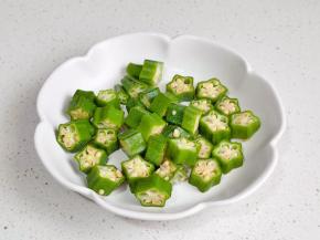 秋葵洗净切断。