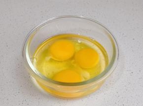 鸡蛋磕碗中+盐充分搅拌均匀，