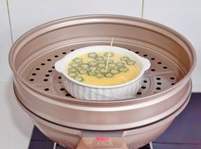 盖上保鲜膜，扎几个孔。