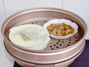 放入虾仁餐盘。