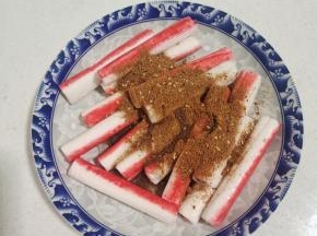 放入适量的烧烤料和食用油！