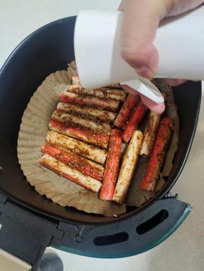 再在表面喷一层油，以免烤的干巴巴不好吃！