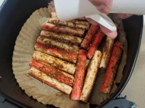 再在表面喷一层油，以免烤的干巴巴不好吃！