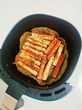 烤好的蟹棒一股浓浓的烧烤味，特别好吃！大人小孩都喜欢！