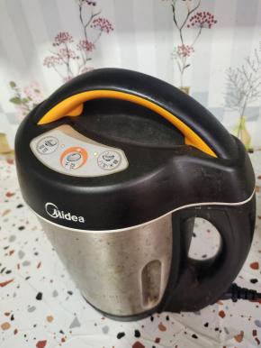 加1000毫升的清水，按豆浆机米糊模式！(想喝浓稠一点的可以适当少加一点水，放800毫升清水就可以了！)