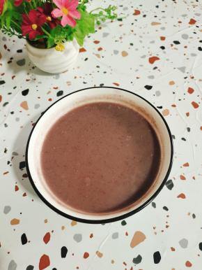 喜欢和甜一点的可以根据自己的喜好，加入适量的糖搅拌均匀即可！也可以直接在打黑芝麻糊的时候，放几颗冰糖进去一起打！我家老人有糖尿病，所以我在做黑芝麻糊的时候没有放糖！