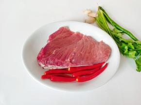 准备好新鲜的牛肉，线椒，小米椒，香菜，蒜。