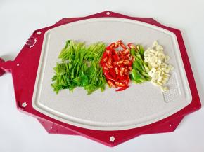 把小米椒，蒜，香菜，线椒分别切好备用。