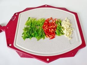 把小米椒，蒜，香菜，线椒分别切好备用。