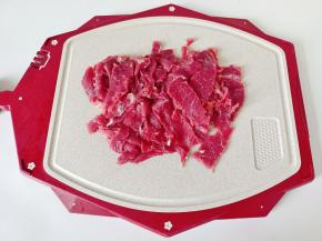 牛肉顺着纹路横切成片。