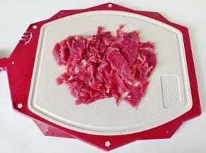 牛肉顺着纹路横切成片。