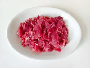 把切好的牛肉放在碗里。