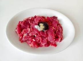 加上胡椒粉，盐。