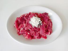 放一勺番薯粉。