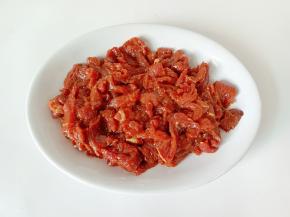 抓拌均匀后淋上少许食用油锁住水分。