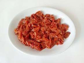 抓拌均匀后淋上少许食用油锁住水分。