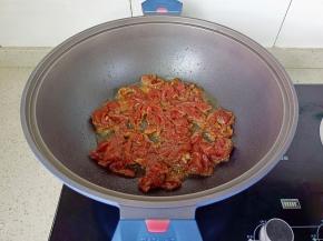 热锅热油放入牛肉。