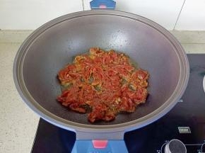 热锅热油放入牛肉。