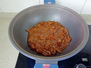 翻炒到牛肉变色盛盘备用。