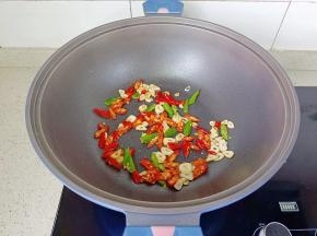 锅里放少许食用油，加入蒜炒香，再放小米椒线椒炒到断生。