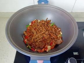 加入炒好的牛肉