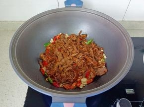 加入炒好的牛肉