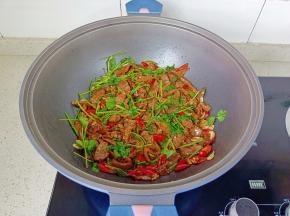 翻炒均匀即可出锅。